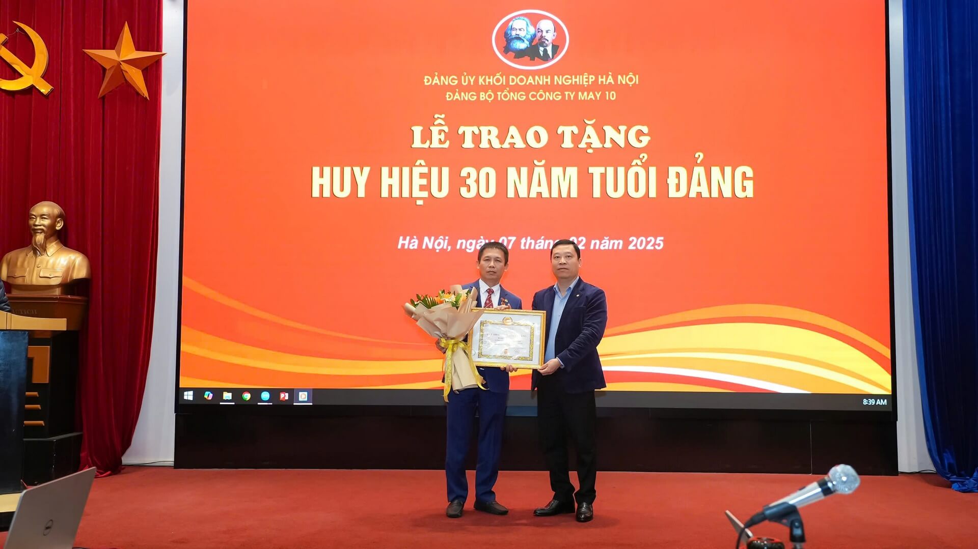 TRAO TẶNG HUY HIỆU 30 NĂM TUỔI ĐẢNG CHO Đ/C ĐINH VIỆT THANH