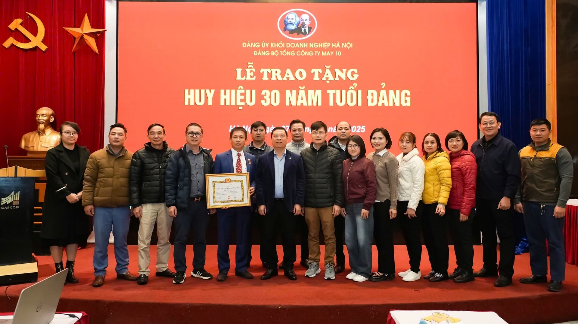 Trao tặng Huy hiệu 30 năm tuổi Đảng cho đồng chí Đinh Việt Thanh