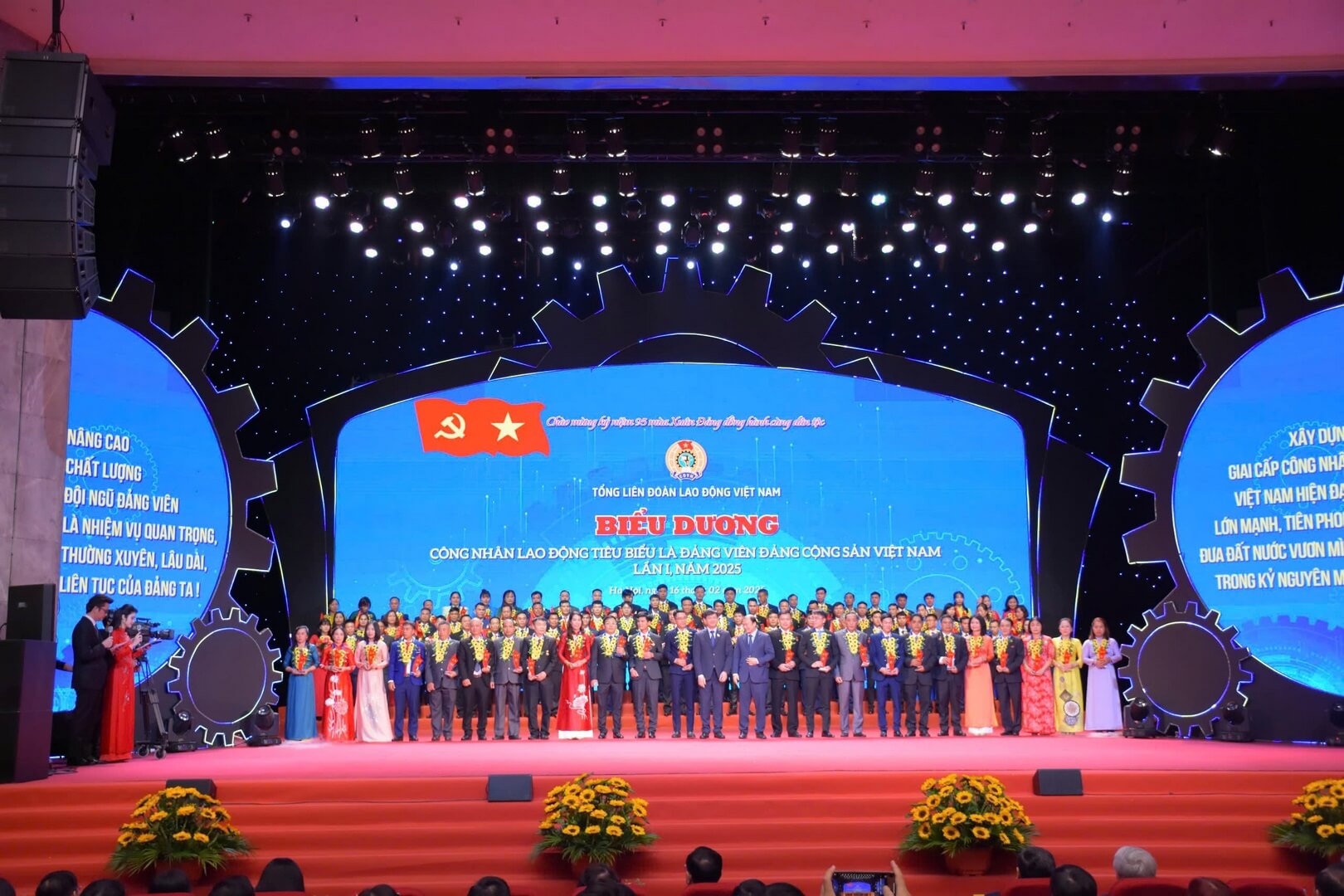 TỔNG LIÊN ĐOÀN LAO ĐỘNG VIỆT NAMTÔN VINH 95 CÔNG NHÂN, LAO ĐỘNG TIÊU BIỂU LÀ ĐẢNG VIÊN