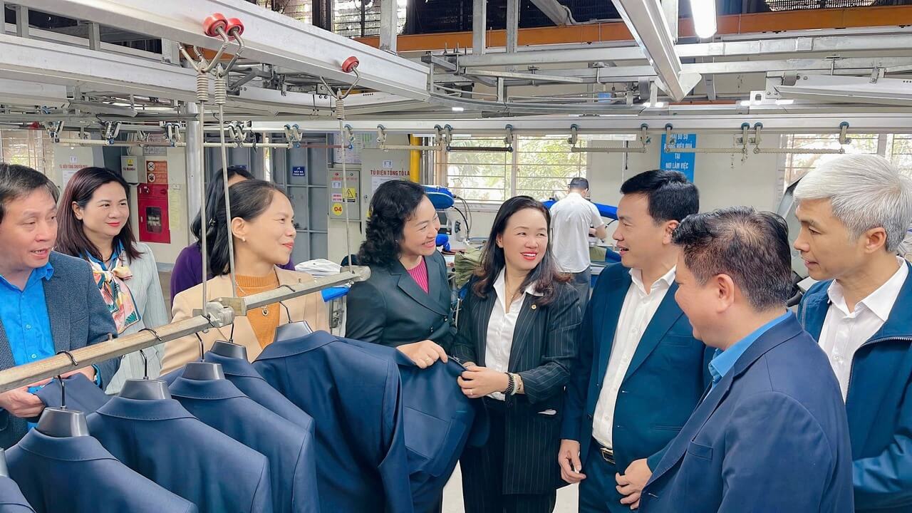 Thứ trưởng Bộ Công Thương thăm và tặng quà tết cho người lao động XNVT Hưng Hà và XN Hưng Hà