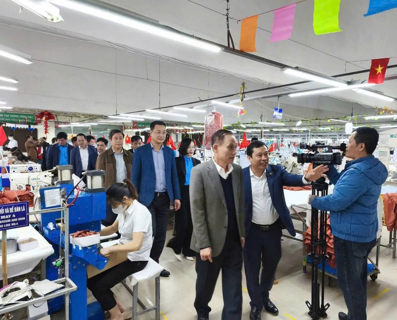 Trưởng ban đối ngoại Trung ương thăm và tặng quà người lao động Xí nghiệp may Hà Quảng
