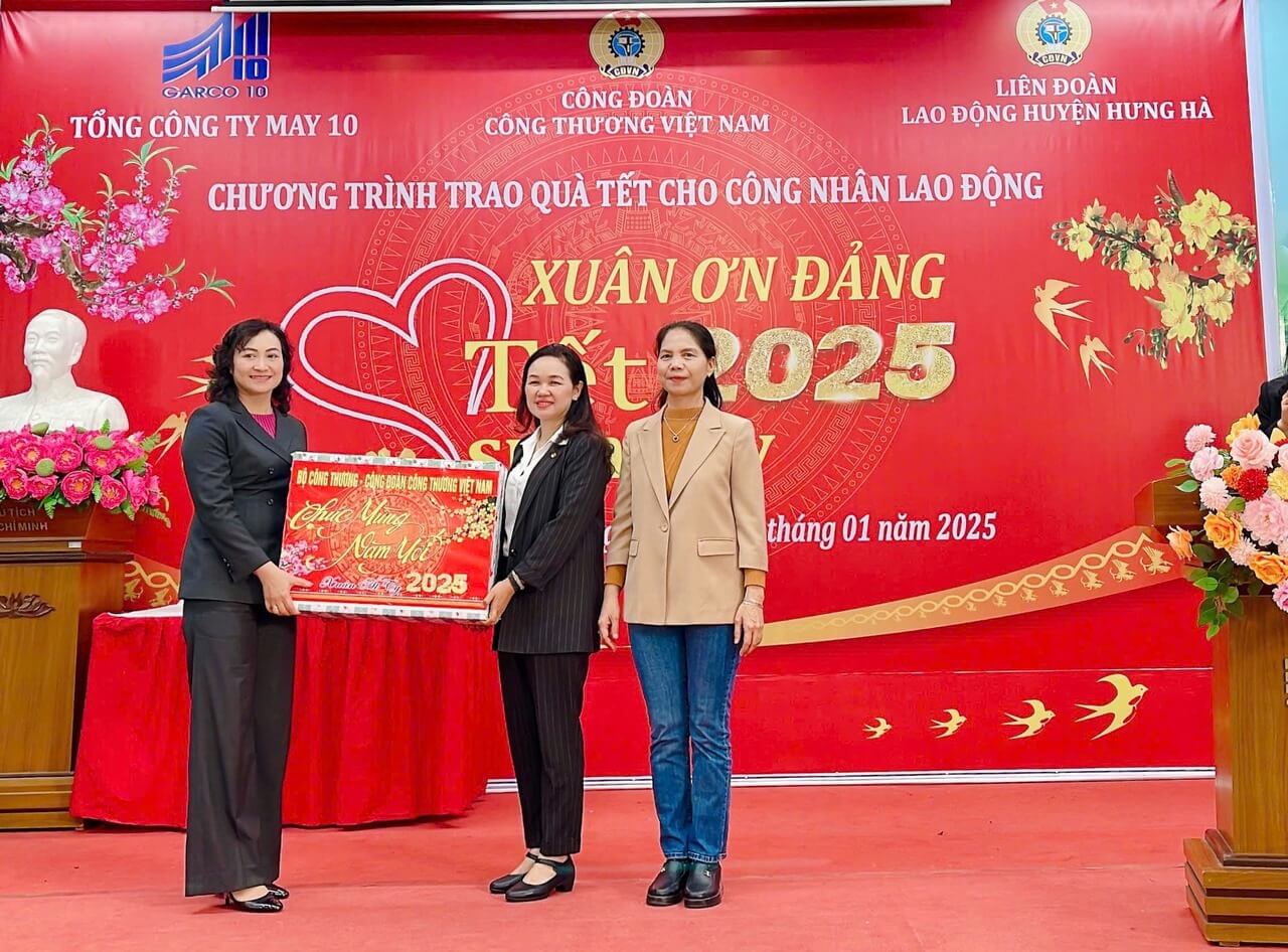 Thứ trưởng Bộ Công Thương thăm và tặng quà tết cho người lao động XNVT Hưng Hà và XN Hưng Hà