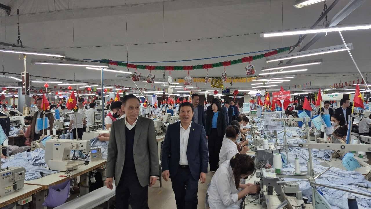 Trưởng ban đối ngoại Trung ương thăm và tặng quà người lao động Xí nghiệp may Hà Quảng