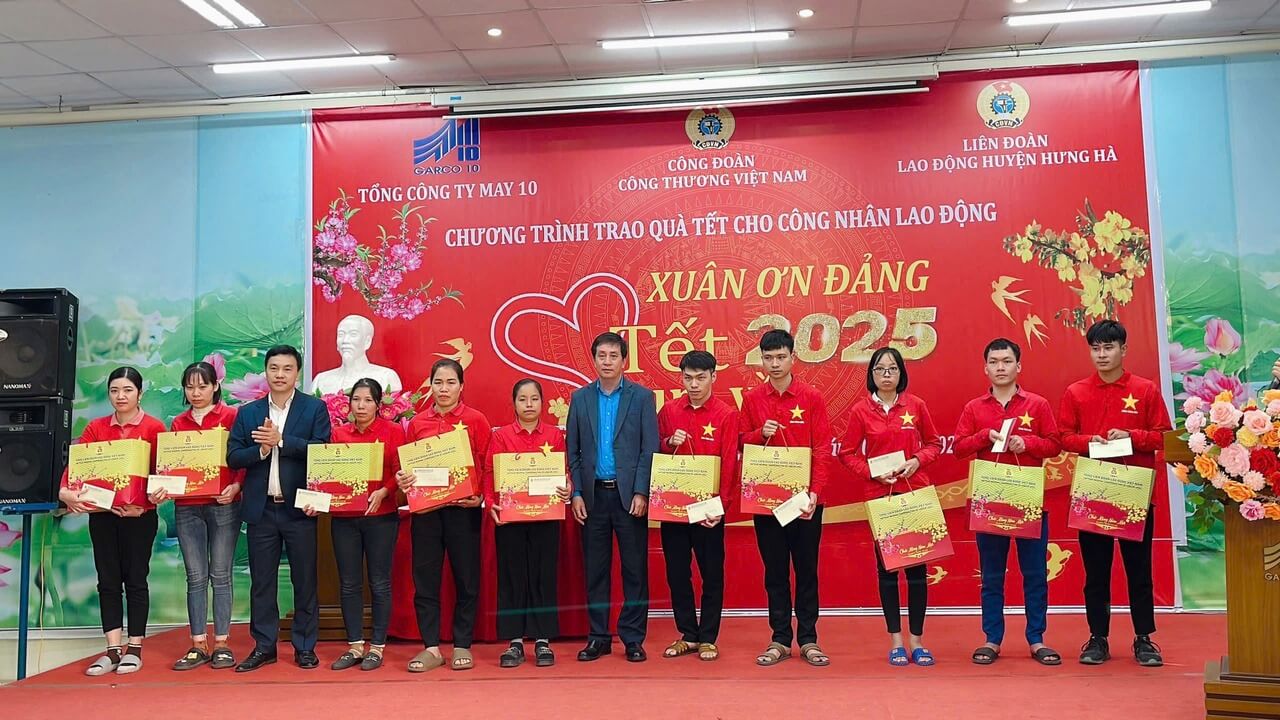 Thứ trưởng Bộ Công Thương thăm và tặng quà tết cho người lao động XNVT Hưng Hà và XN Hưng Hà