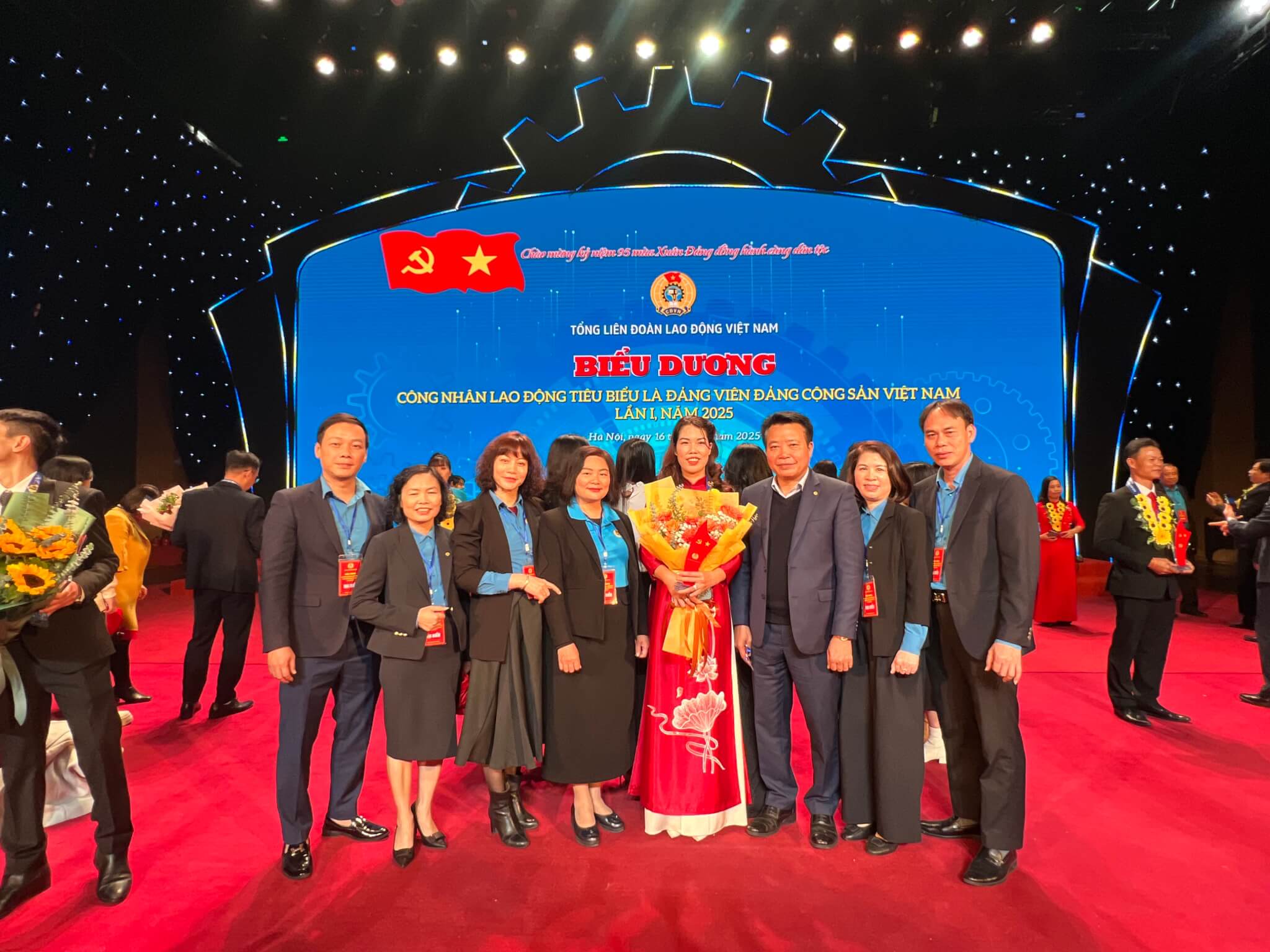 Chị Đỗ Thị Thúy – P. TKTT, May 10 là một trong 95 đảng viên công nhân LĐ tiêu biểu được tôn vinh