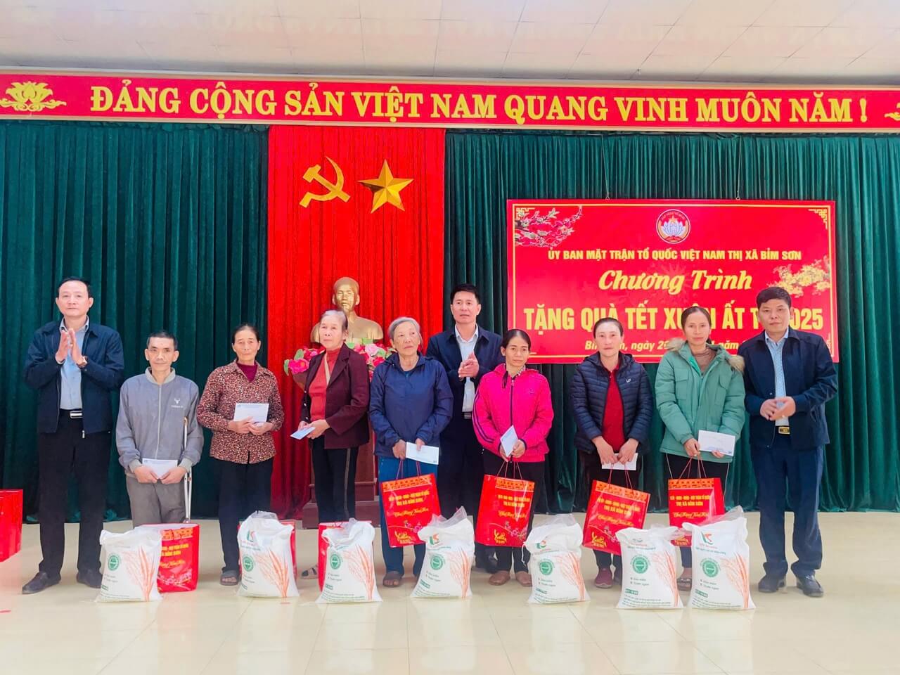 May 10 lan tỏa yêu thương qua chương trình “Vui xuân – làm việc thiện” 2025