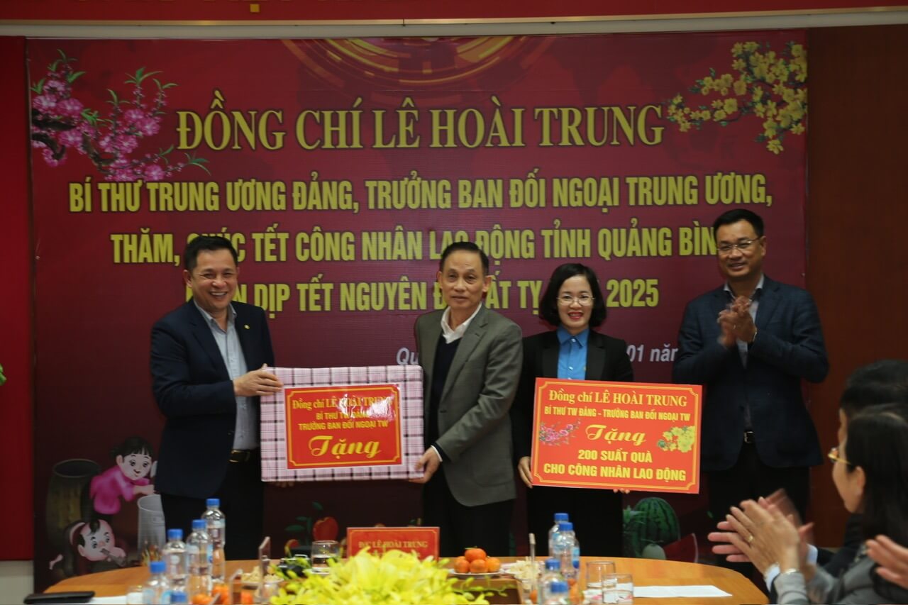 Trưởng ban đối ngoại Trung ương thăm và tặng quà người lao động Xí nghiệp may Hà Quảng