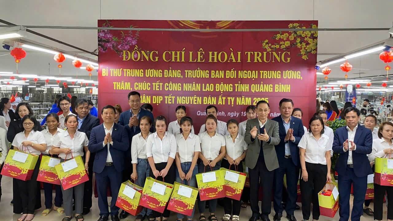 Trưởng ban đối ngoại Trung ương thăm và tặng quà người lao động Xí nghiệp may Hà Quảng