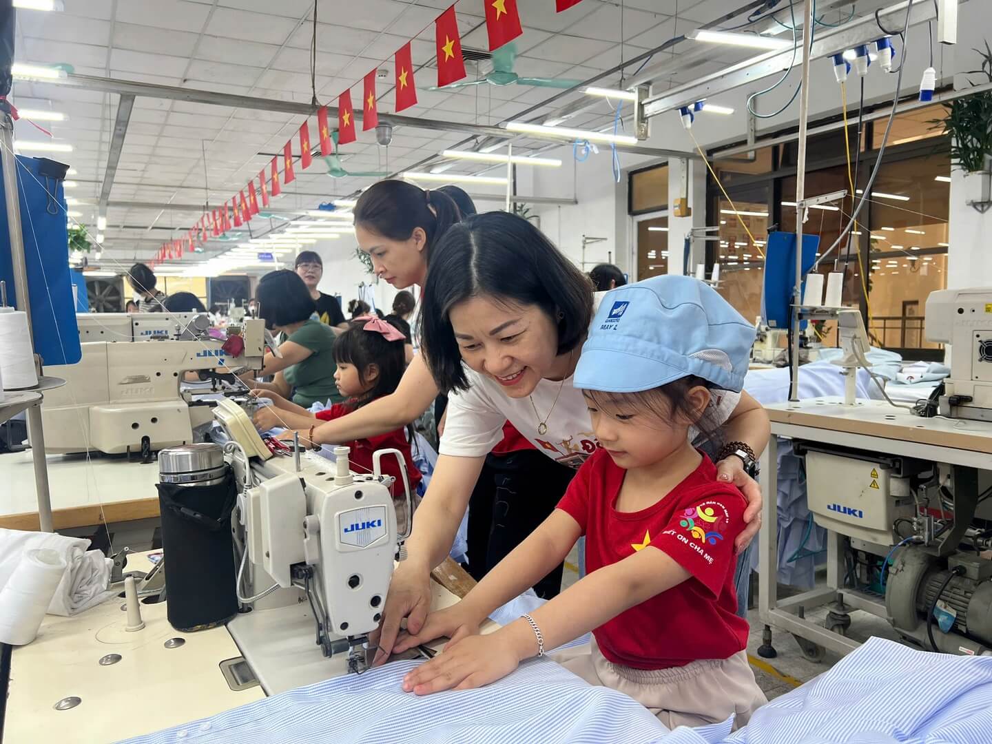 Các bé Trường Mầm non May 10 thăm quan TCT May 10