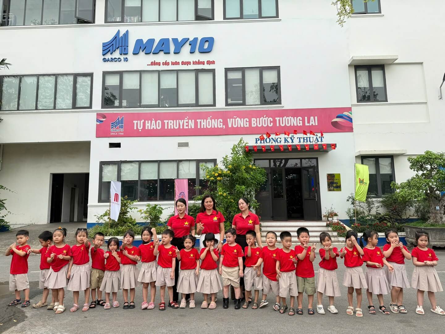 Các bé Trường Mầm non May 10 thăm quan TCT May 10