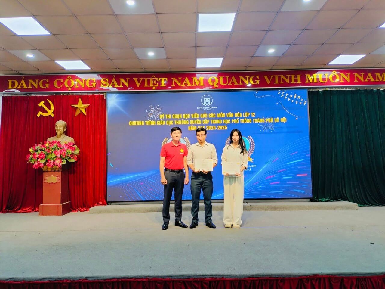 Trao giải các cuộc thi