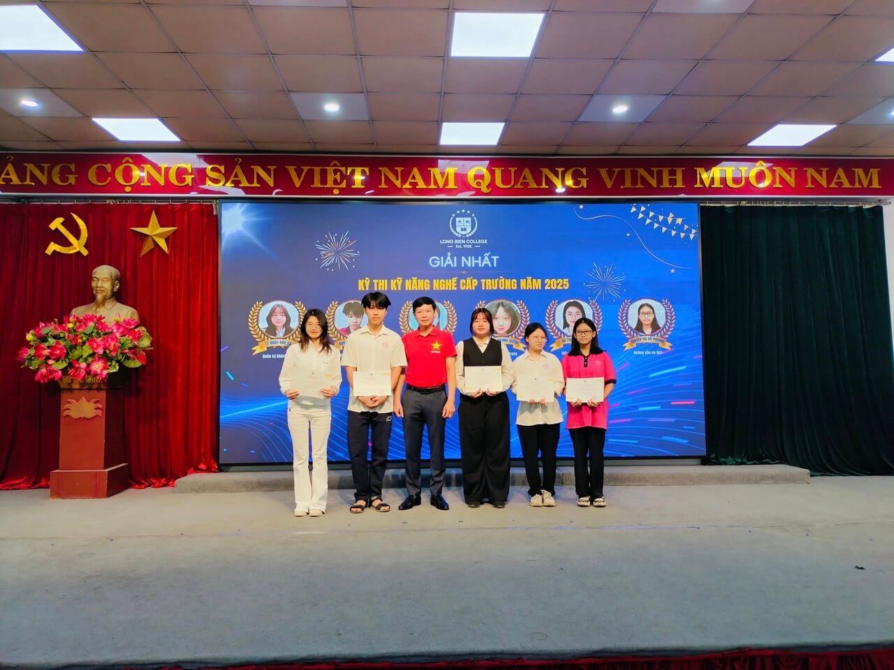 Trao giải các cuộc thi