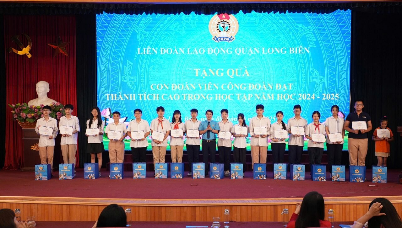 Người lao động May 10 được LĐLĐ quận Long Biên tôn vinh, khen thưởng