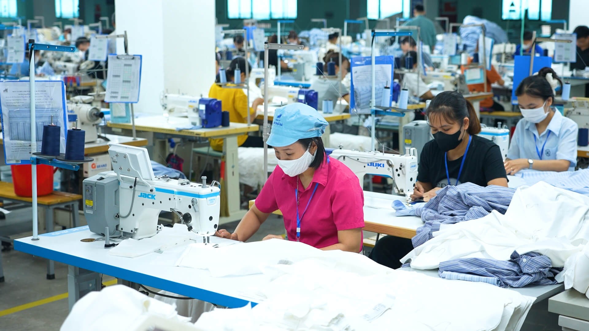 Cảm nhận của người lao động May Thái Hà khi làm việc tại Nhà máy Xanh hiện đại
