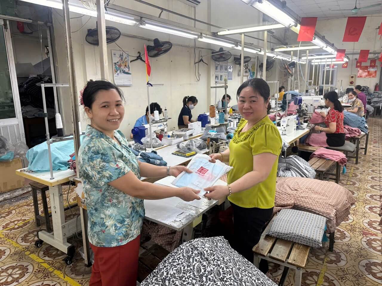 May 10 chăm lo Tết Thiếu nhi 1/6 cho con em CBCNV