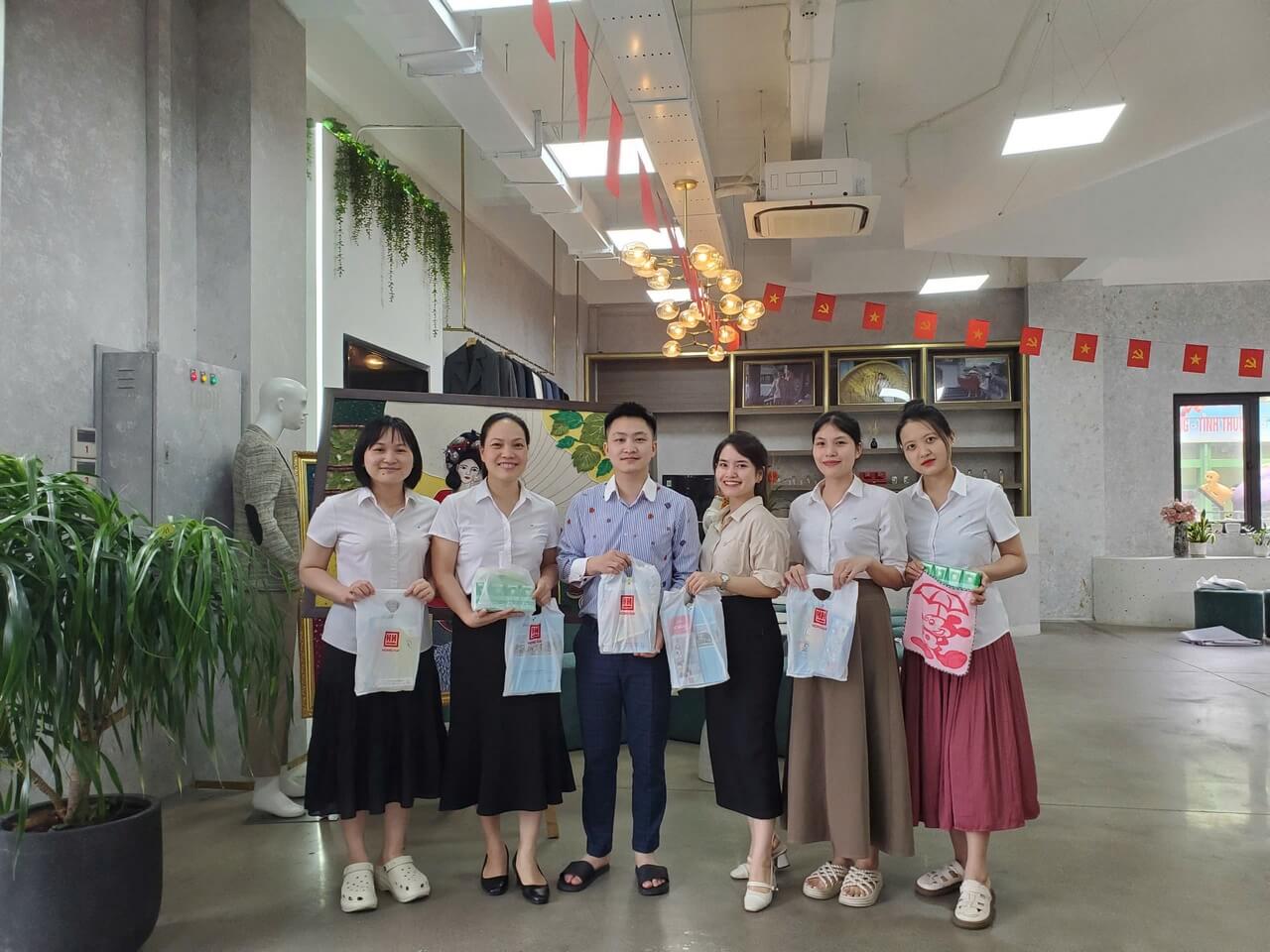 May 10 chăm lo Tết Thiếu nhi 1/6 cho con em CBCNV