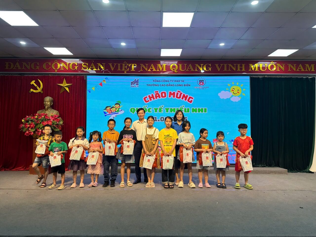 May 10 chăm lo Tết Thiếu nhi 1/6 cho con em CBCNV