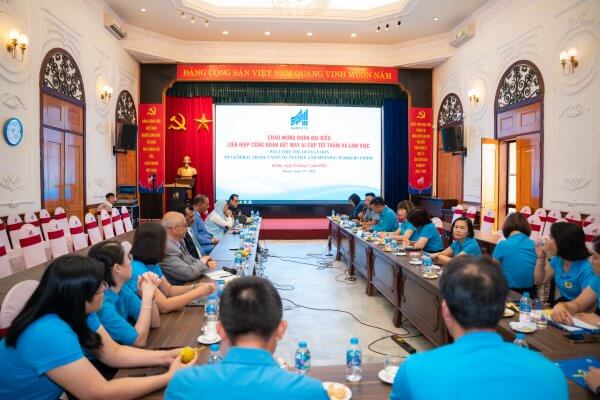 Đoàn đại biểu Liên hiệp Công đoàn Dệt May Ai Cập thăm và làm việc tại Tổng Công ty May 10