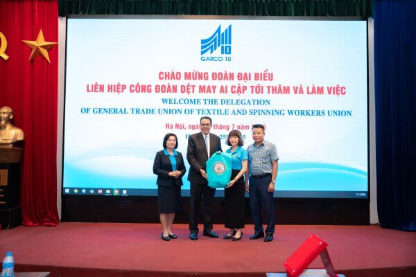 Đoàn đại biểu Liên hiệp Công đoàn Dệt May Ai Cập thăm và làm việc tại Tổng Công ty May 10