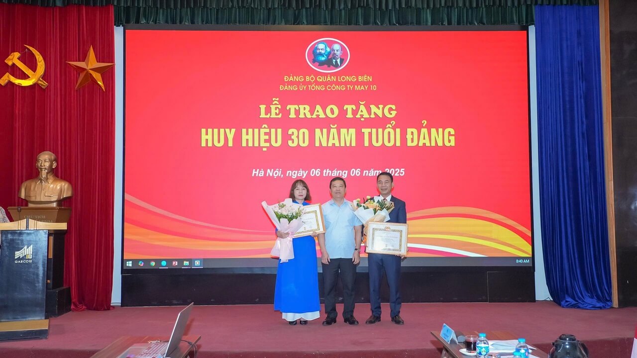 Đảng bộ May 10 long trọng tổ chức lễ trao Huy hiệu 30 năm tuổi đảng