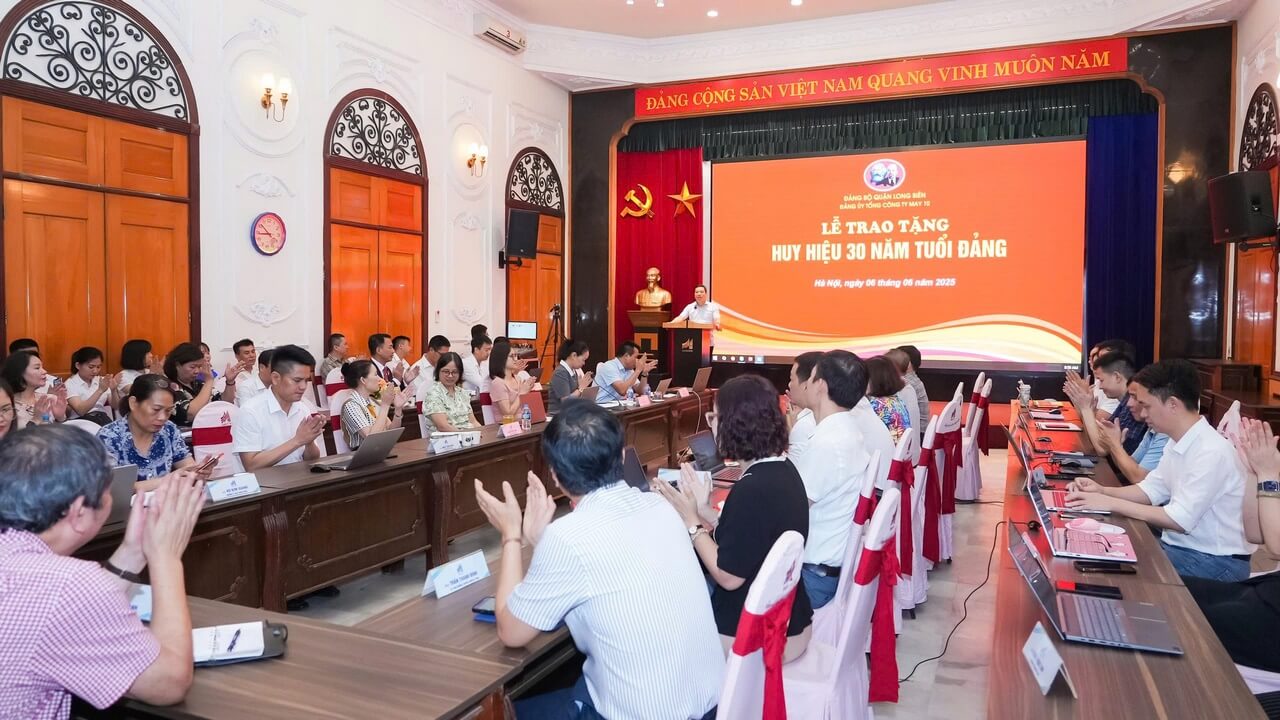 Đảng bộ May 10 long trọng tổ chức lễ trao Huy hiệu 30 năm tuổi đảng