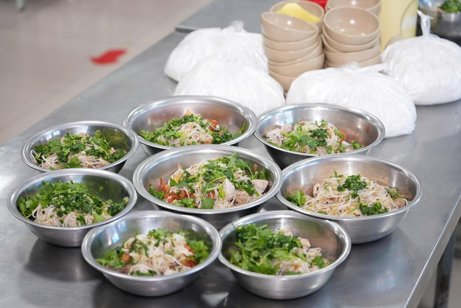 Bữa ăn hạnh phúc của đoàn viên Công đoàn TCT May 10