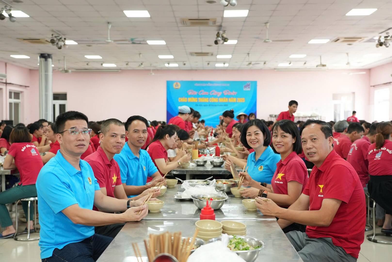 Bữa ăn hạnh phúc của đoàn viên Công đoàn TCT May 10