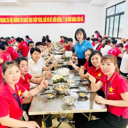 Bữa ăn hạnh phúc của đoàn viên Công đoàn TCT May 10