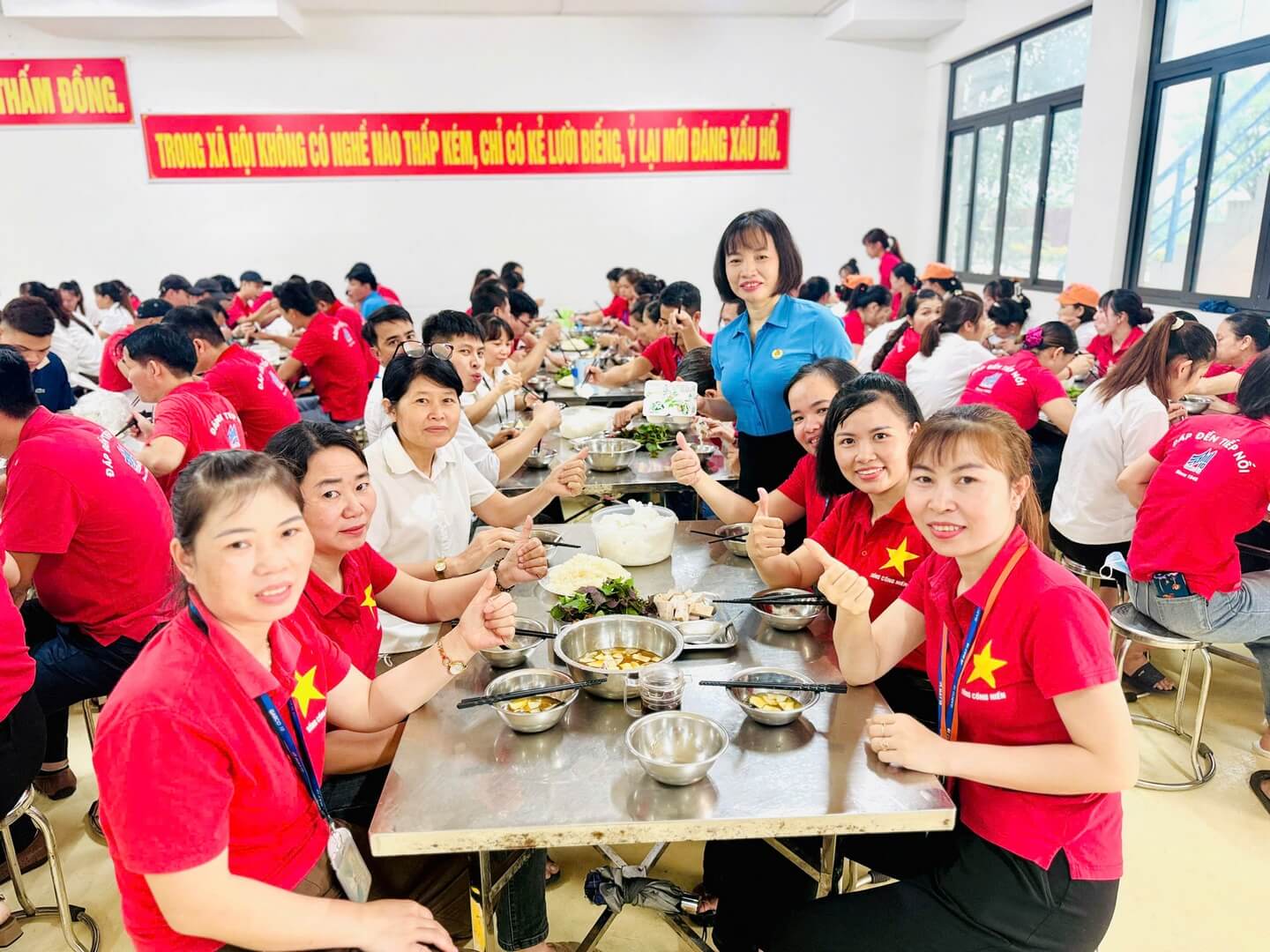 Bữa ăn hạnh phúc của đoàn viên Công đoàn TCT May 10