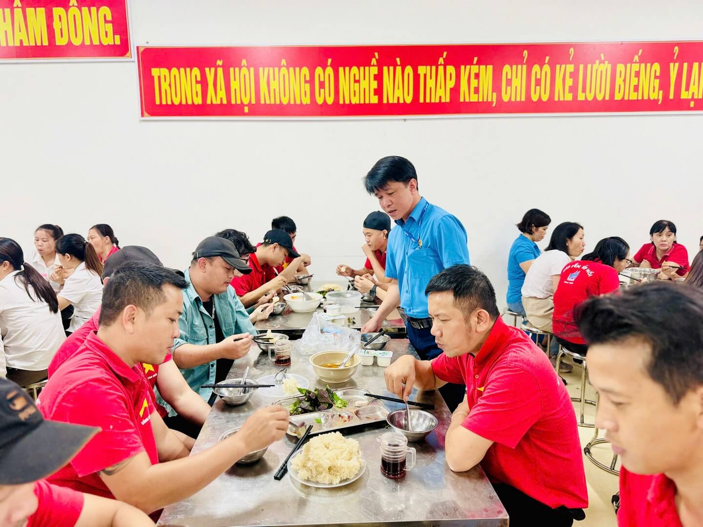 Bữa ăn hạnh phúc của đoàn viên Công đoàn TCT May 10
