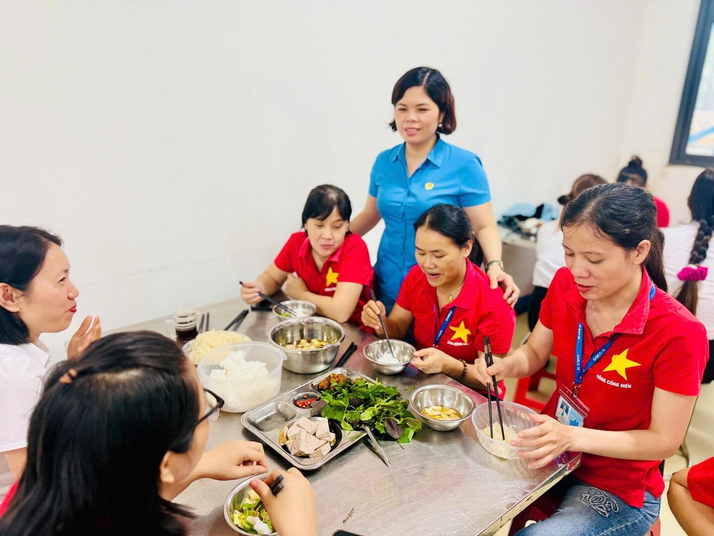 Bữa ăn hạnh phúc của đoàn viên Công đoàn TCT May 10