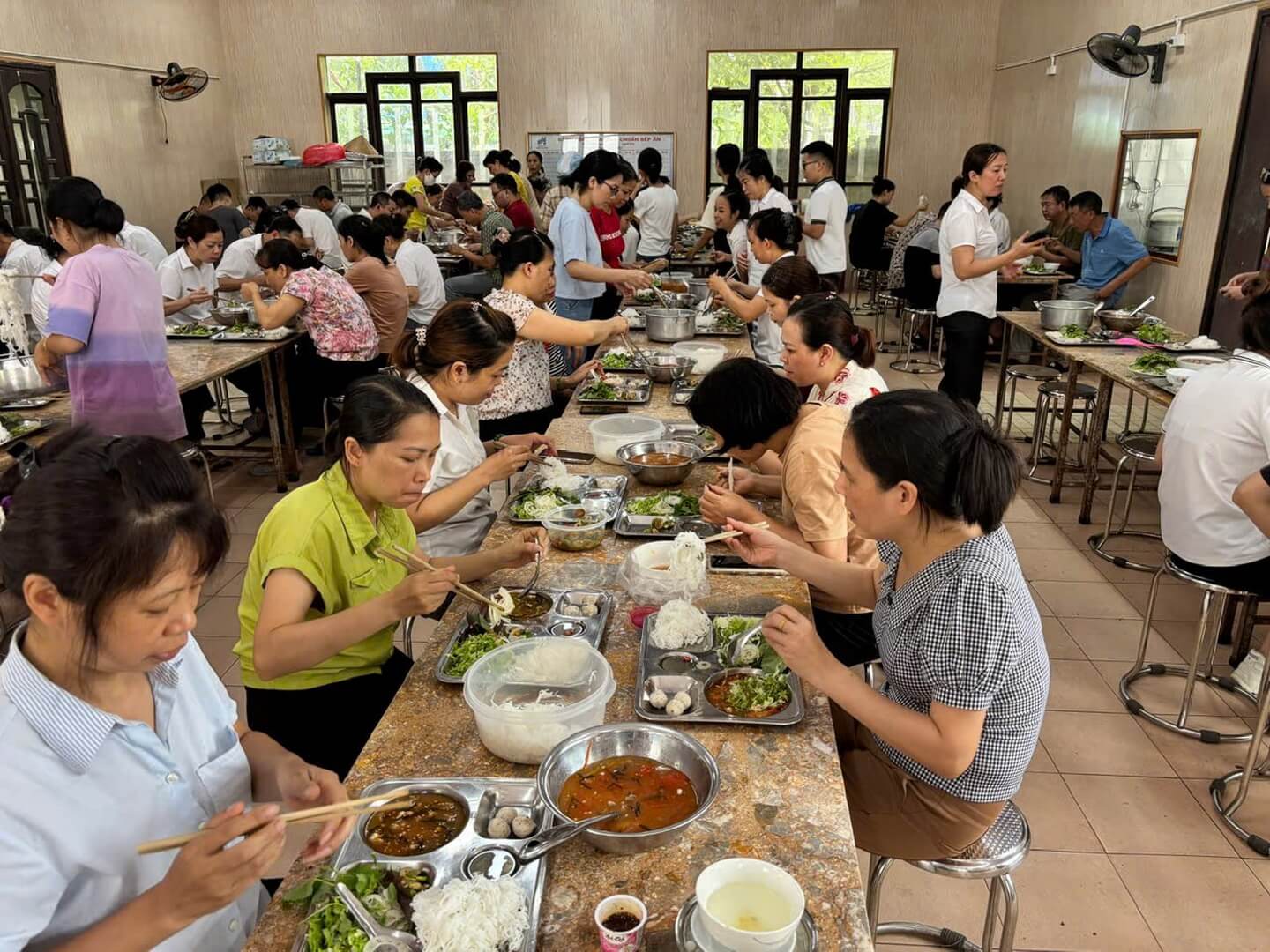 Bữa ăn hạnh phúc của đoàn viên Công đoàn TCT May 10