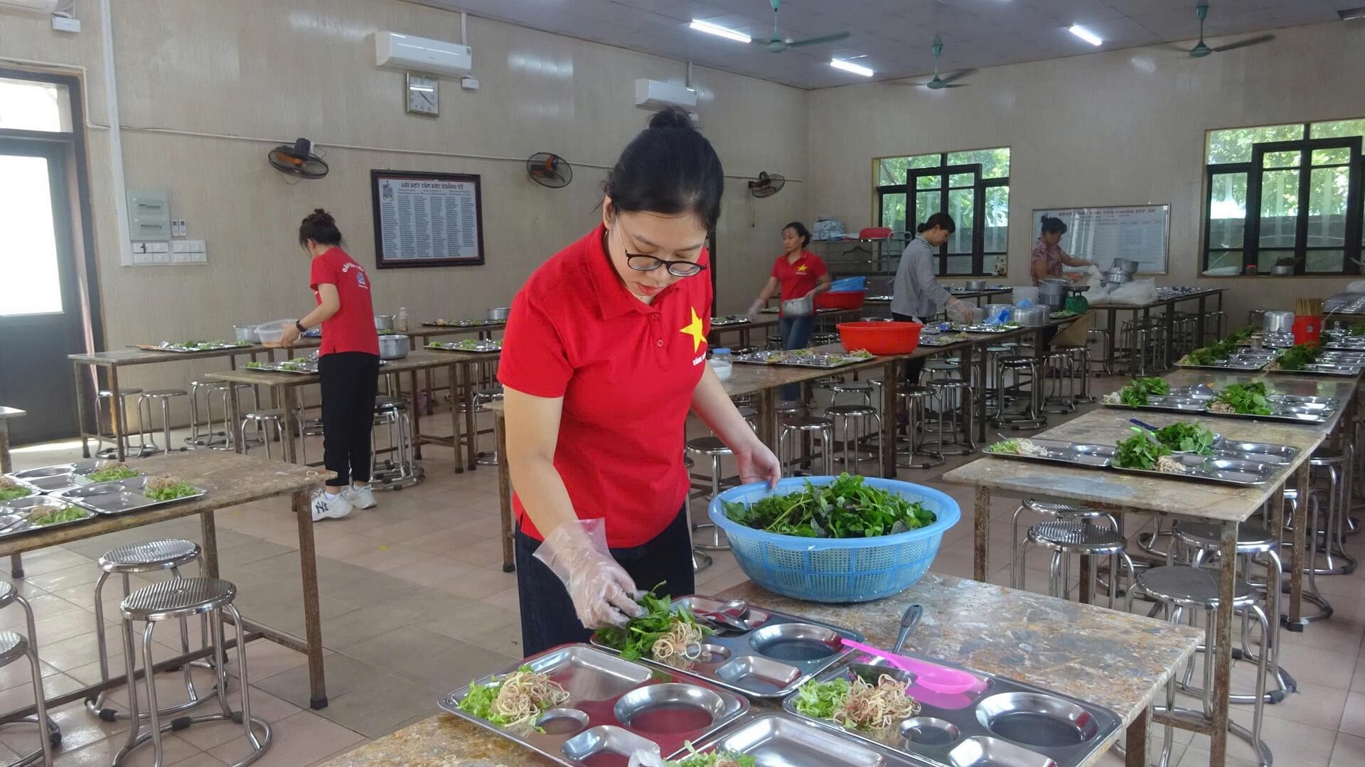 Bữa ăn hạnh phúc của đoàn viên Công đoàn TCT May 10