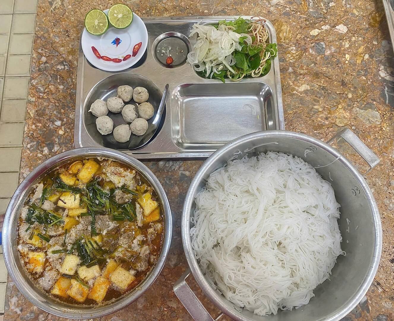 Bữa ăn hạnh phúc của đoàn viên Công đoàn TCT May 10