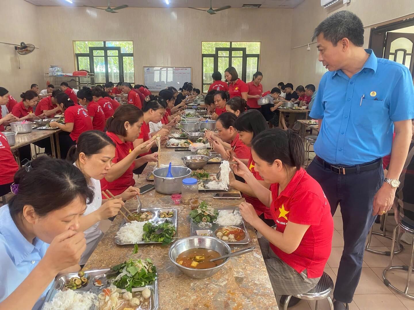 Bữa ăn hạnh phúc của đoàn viên Công đoàn TCT May 10