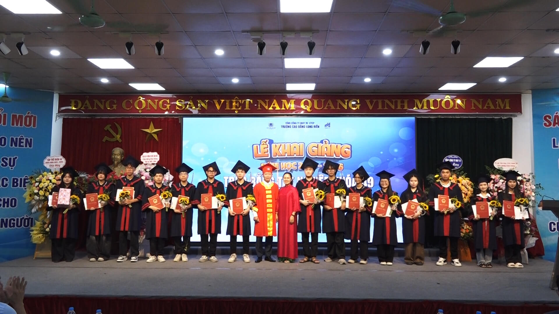 Trường Cao đẳng Long Biên khai giảng năm học 2025 – 2026, trao bằng tốt nghiệp khóa 49