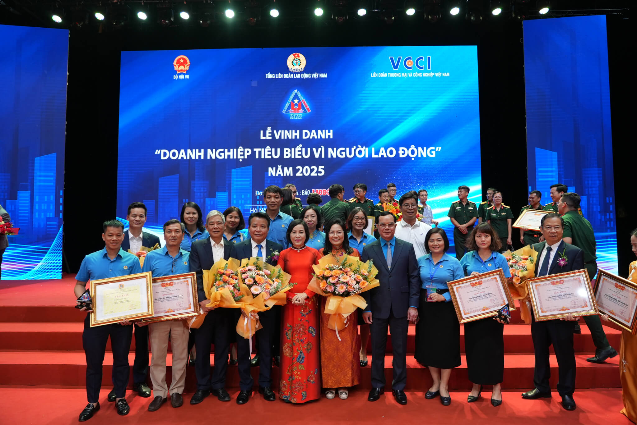 May 10 – 11 lần liên tiếp được vinh danh Doanh nghiệp tiêu biểu vì Người lao động