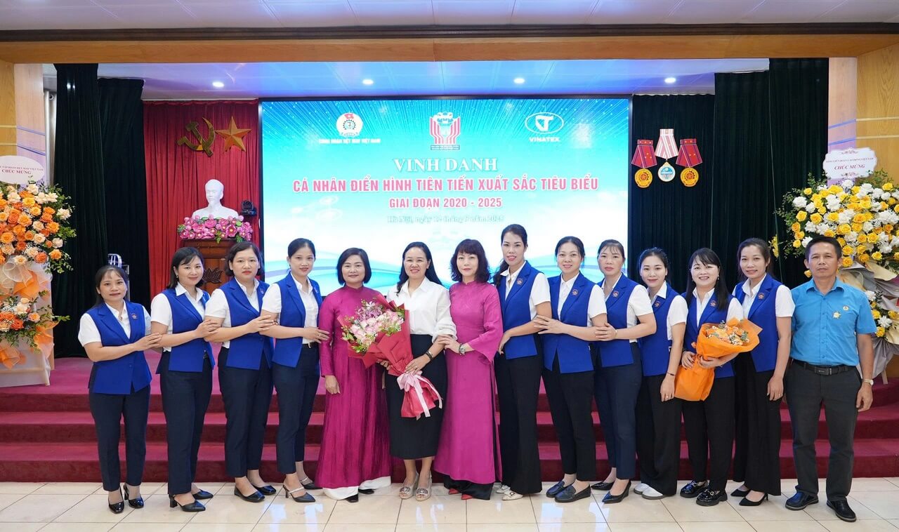 May 10 được tuyên dương tại Đại hội thi đua yêu nước ngành Dệt May Việt Nam lần thứ VI