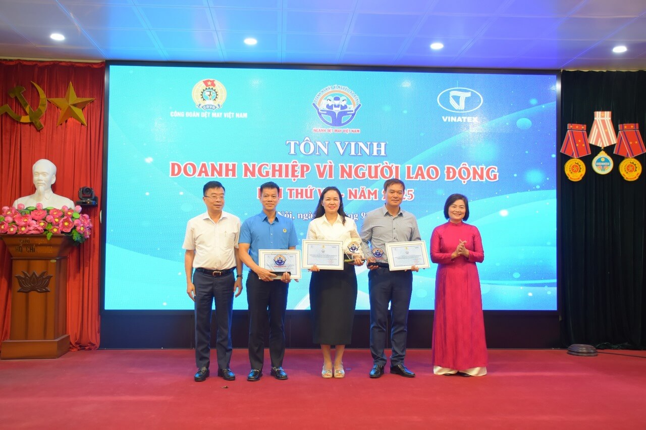 May 10 được tuyên dương tại Đại hội thi đua yêu nước ngành Dệt May Việt Nam lần thứ VI