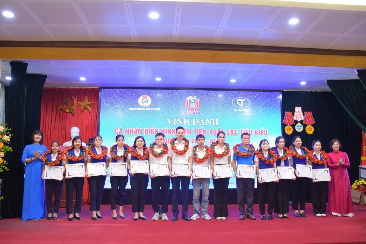 May 10 được tuyên dương tại Đại hội thi đua yêu nước ngành Dệt May Việt Nam lần thứ VI