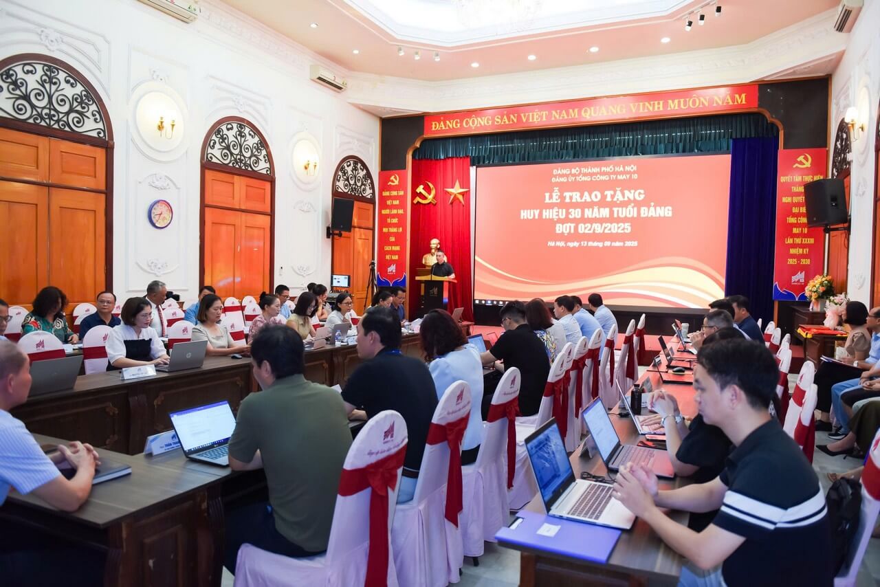 Đảng bộ TCT May 10 tổ chức trao Huy hiệu 30 năm tuổi Đảng