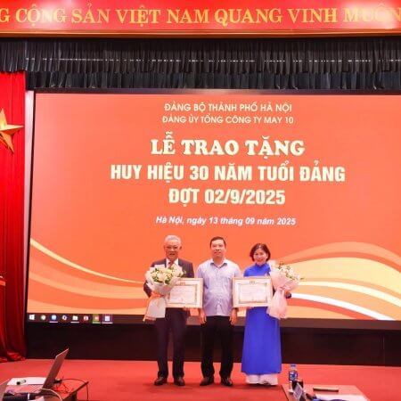 Đảng bộ TCT May 10 tổ chức trao Huy hiệu 30 năm tuổi Đảng