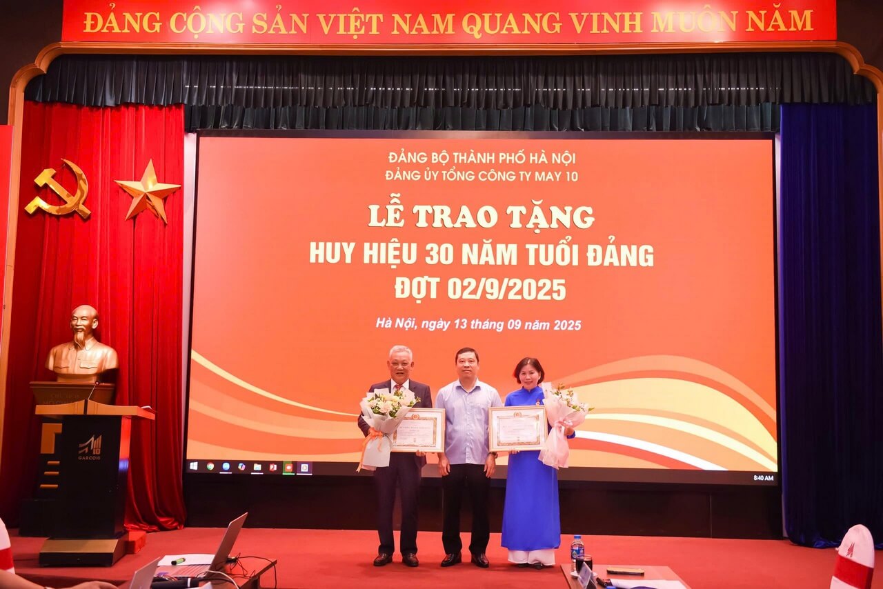 Đảng bộ TCT May 10 tổ chức trao Huy hiệu 30 năm tuổi Đảng