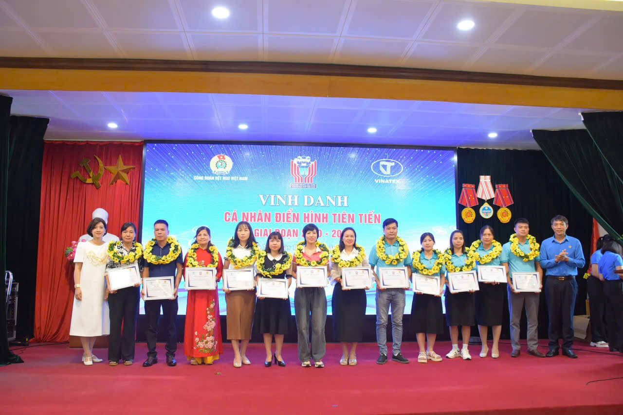May 10 được tuyên dương tại Đại hội thi đua yêu nước ngành Dệt May Việt Nam lần thứ VI