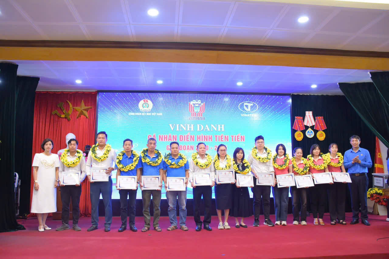 May 10 được tuyên dương tại Đại hội thi đua yêu nước ngành Dệt May Việt Nam lần thứ VI