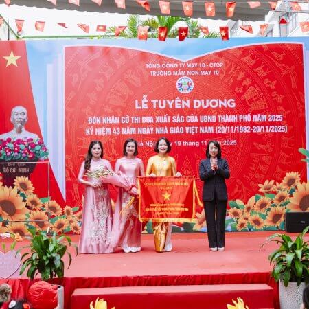 Trường mầm non May 10 đón nhận cờ thi đua xuất sắc của UBND Thành phố Hà Nội năm học 2024-2025