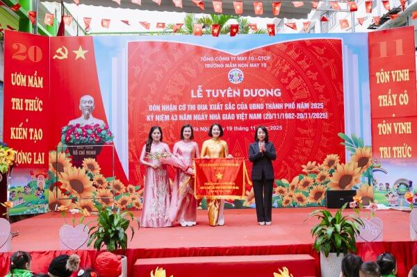 Trường mầm non May 10 đón nhận cờ thi đua xuất sắc của UBND Thành phố Hà Nội năm học 2024-2025