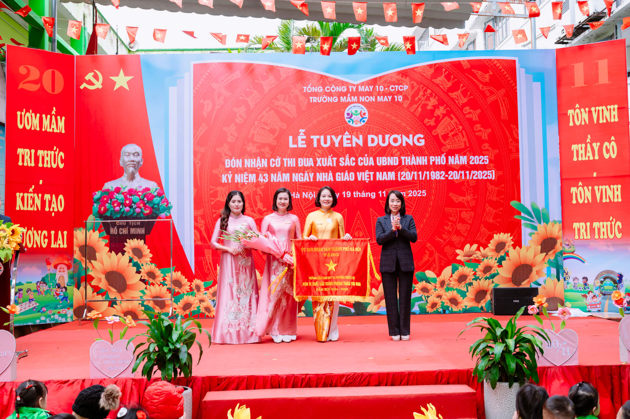 Trường mầm non May 10 đón nhận cờ thi đua xuất sắc của UBND Thành phố Hà Nội năm học 2024-2025