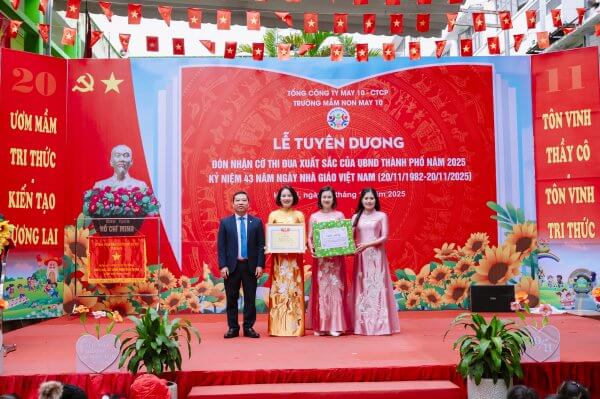Trường mầm non May 10 đón nhận cờ thi đua xuất sắc của UBND Thành phố Hà Nội năm học 2024-2025