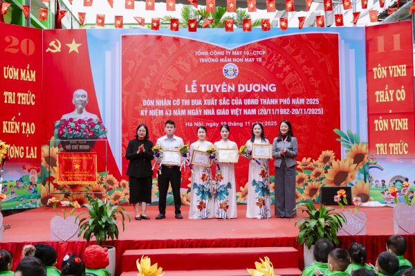 Trường mầm non May 10 đón nhận cờ thi đua xuất sắc của UBND Thành phố Hà Nội năm học 2024-2025